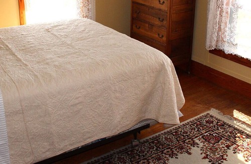 Barton House | River Front Guesthouse On Vast Trail