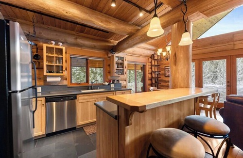 Mazama Cabin | River Front | Mountain Ski Cabin