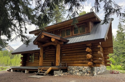 Mazama Cabin | River Front | Mountain Ski Cabin