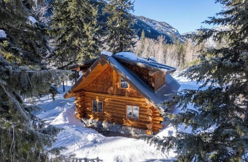 Mazama Cabin | River Front | Mountain Ski Cabin