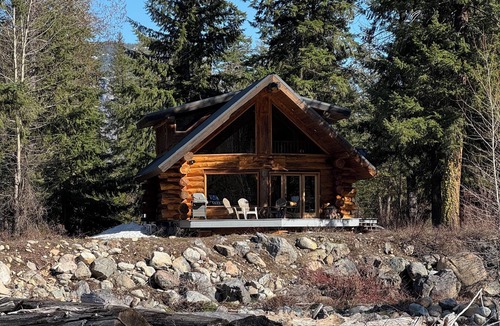 Mazama Cabin | River Front | Mountain Ski Cabin