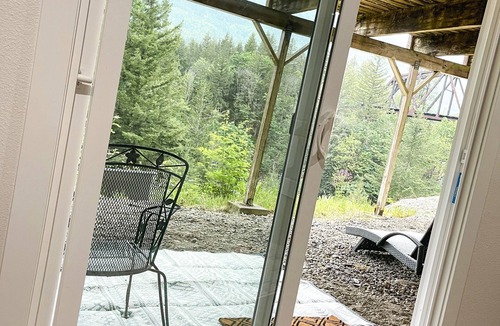 King County Condo | River front Oasis 🌿