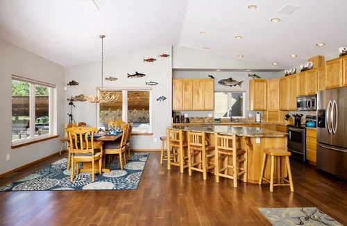 Ardenvoir House | River | Game Room | Hot Tub | Dogs | BBQ | View