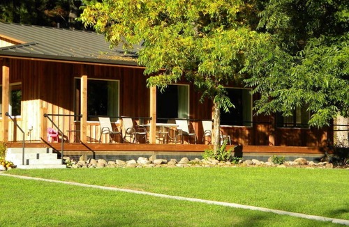 Douglas County House | RIVER GETAWAY IN THE CASCADES
