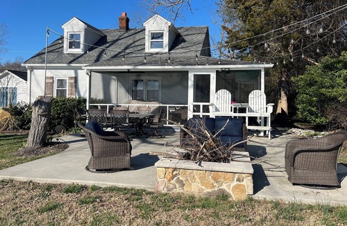 Sharps Cottage | River Glow Cottage 3-BR Waterfront Escape