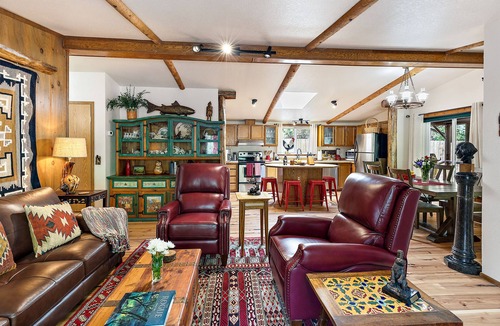 Trail House | 'RIVER HAVEN' is a serene riverside cabin on the Rogue River