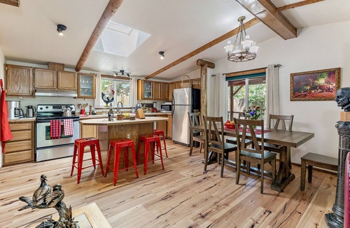 Trail House | 'RIVER HAVEN' is a serene riverside cabin on the Rogue River