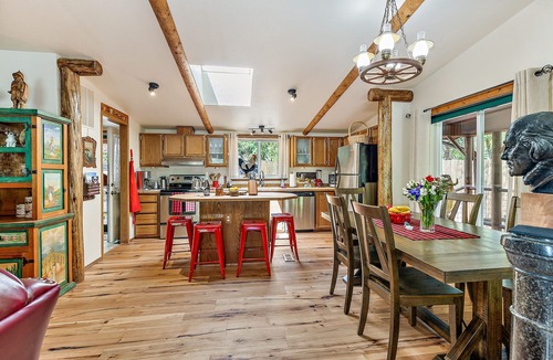 Trail House | 'RIVER HAVEN' is a serene riverside cabin on the Rogue River