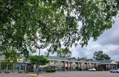 Hudson Hotel | River Hill Inn & Suites