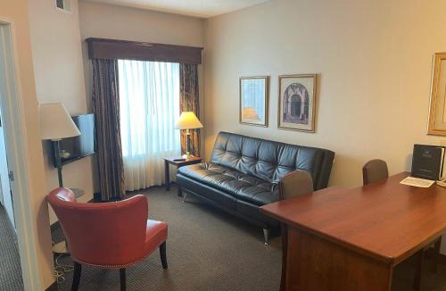 Mankato Hotel | River Hills Hotel- Mankato