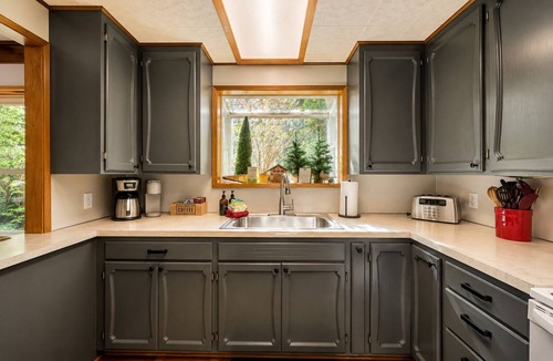 Ardenvoir Cabin | River | Hot Tub | Firepit | BBQ | Dogs OK | Deck
