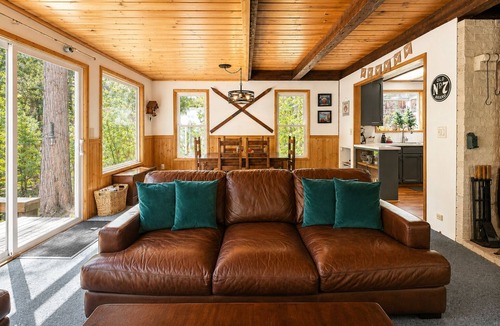 Ardenvoir Cabin | River | Hot Tub | Firepit | BBQ | Dogs OK | Deck