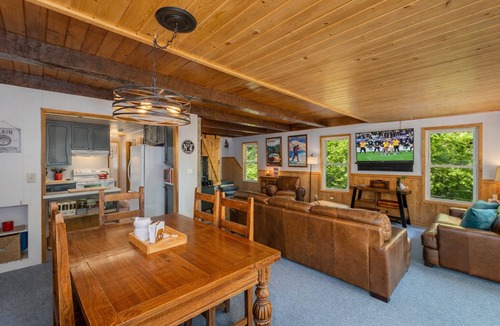 Ardenvoir Cabin | River | Hot Tub | Firepit | BBQ | Dogs OK | Deck