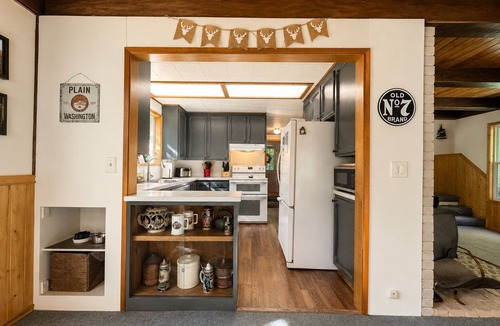 Ardenvoir Cabin | River | Hot Tub | Firepit | BBQ | Dogs OK | Deck