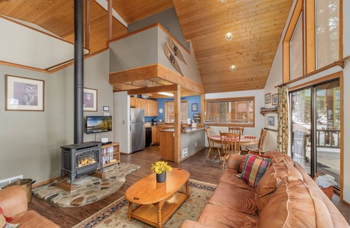 Leavenworth Cabin | River | Hot Tub | Firepit & BBQ | Dogs | Deck