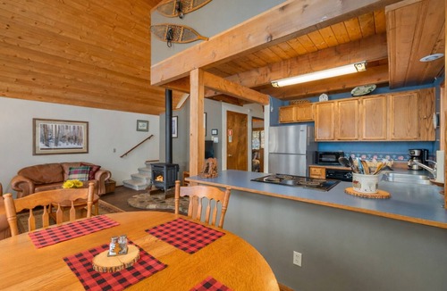 Leavenworth Cabin | River | Hot Tub | Firepit & BBQ | Dogs | Deck