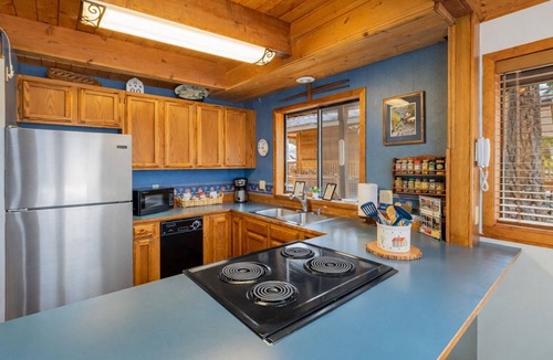 Leavenworth Cabin | River | Hot Tub | Firepit & BBQ | Dogs | Deck