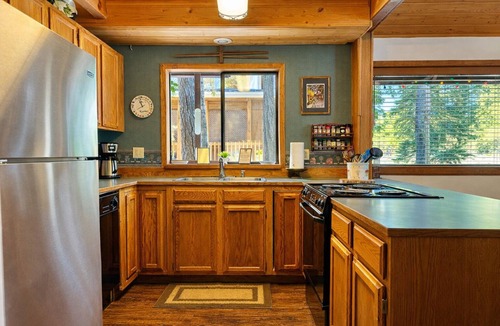 Leavenworth Cabin | River | Hot Tub | Firepit & BBQ | Dogs | Deck