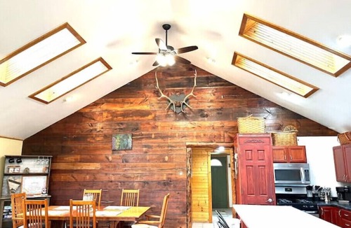 Mauston House | River House on 4 acres! Bring the dog!