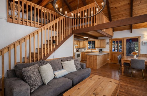 Ardenvoir Ski Chalet | River House on Sumac -River, Hot Tub, WIFI, Deck