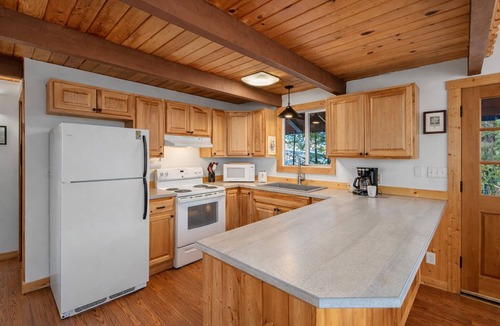 Ardenvoir Ski Chalet | River House on Sumac -River, Hot Tub, WIFI, Deck