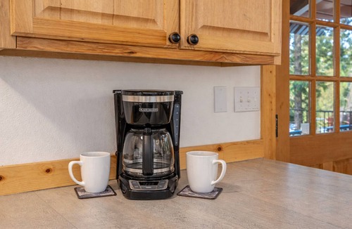 Ardenvoir Ski Chalet | River House on Sumac -River, Hot Tub, WIFI, Deck