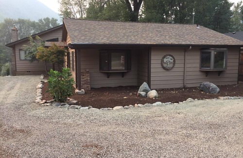 Gold Hill House | River House on the Beautiful Rogue River