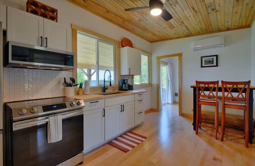 Hammond Cottage | River Ledge Hideaway