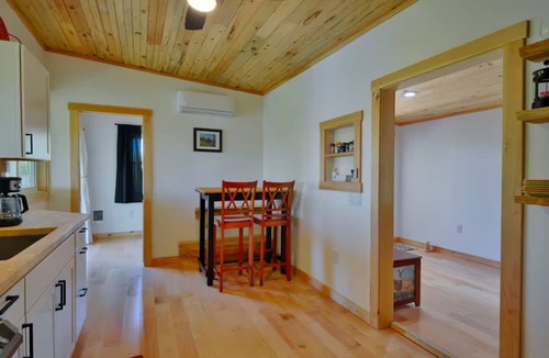 Hammond Cottage | River Ledge Hideaway