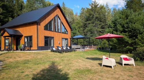 Saint Come Ski Chalet | River Lodge Chalet - Private - SPA - AC - Pet Friendly