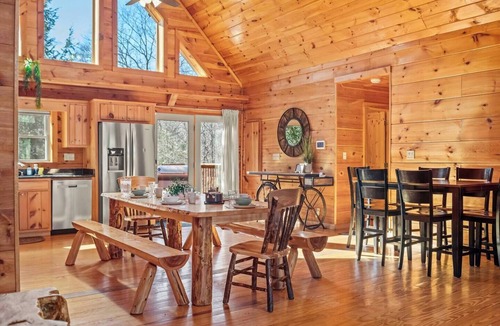 White Haven House | River Lodge-Hot tub-Hiking-River Front