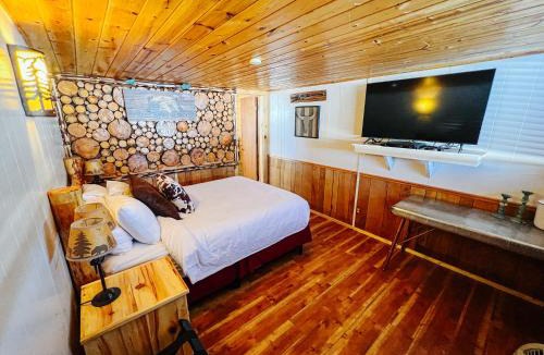 Last Chance Cabin | River Lodge