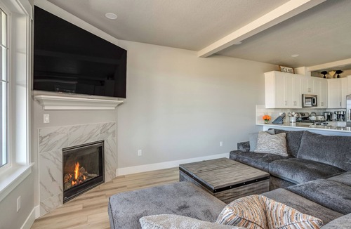 Hammond House | River & Marina View: Hammond Townhome w/Hot Tub