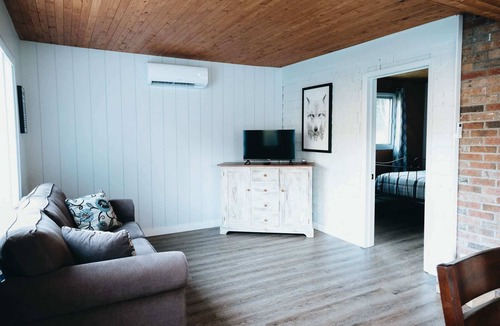 Frampton Ski Chalet | River & Miller Zoo - Louna-Nuage Shack