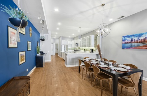Killgubbin Apartment | River North 3BR/2BA: HUGE, Parking, Center Chicago