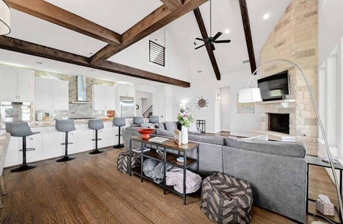 Kingsland House | River Oaks Retreat - Memories that Last a Lifetime