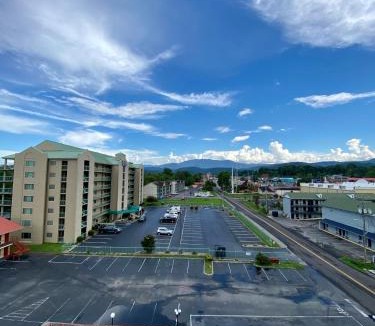 Pigeon Forge House | River Place Condos #411 3BD