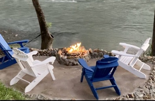 Thomaston House | River Rapids in private backyard 2/1.5 house 65" TV w/ deck /Grill