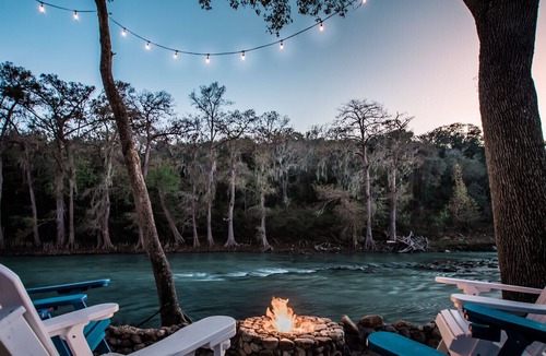 Thomaston House | River Rapids in private backyard 2/1.5 house 65" TV w/ deck /Grill