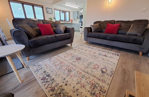 Brundall Cabin | River Rest - sleeps 4 guests in 2 bedrooms