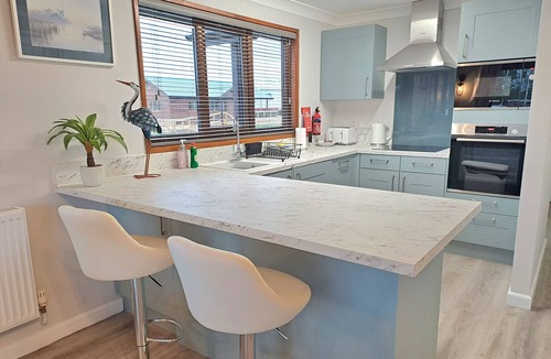 Brundall Cabin | River Rest - sleeps 4 guests in 2 bedrooms