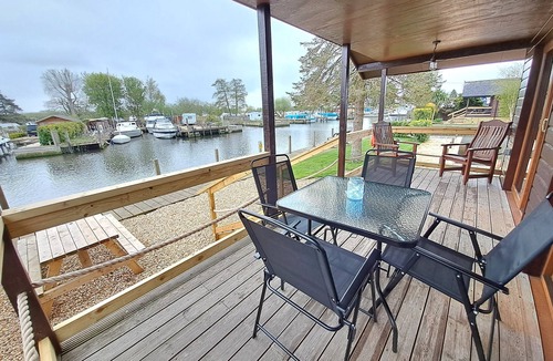 Brundall Cabin | River Rest - sleeps 4 guests in 2 bedrooms