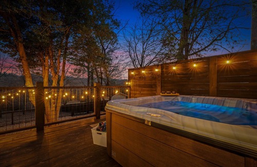 Mount Airy House | River Retreat: A-Frame, Hot Tub, Fire Pit, Ping Pong, Fenced Yard, Playset
