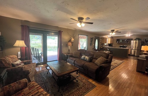 Dayton Cabin | River Retreat - Tongue Canyon on the river with hottub & AC on 7.5 private acres