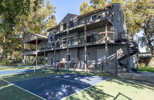 Pleasant Grove House | River Retreat w/Boat Dock + Pickleball Court!