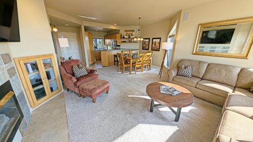 Century West Apartment | River Ridge 324A