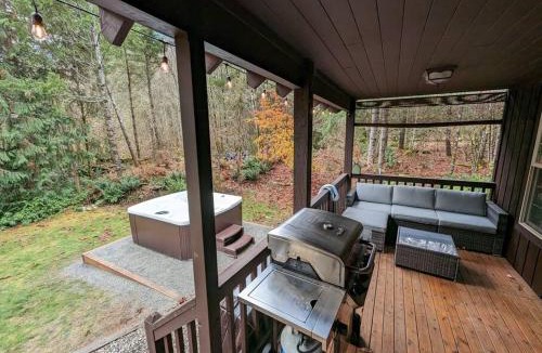 Skykomish Ski Chalet | River Rock Chalet : Hot Tub, Pets, Stevens Pass