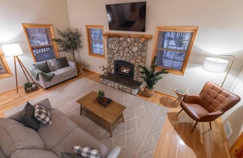 Skykomish Ski Chalet | River Rock Chalet : Hot Tub, Pets, Stevens Pass