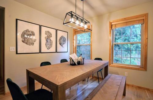 Skykomish Ski Chalet | River Rock Chalet : Hot Tub, Pets, Stevens Pass