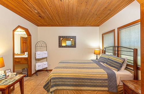 Mariposa Hotel | River Rock Inn